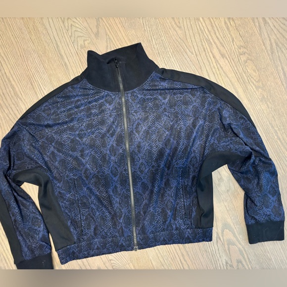 Athleta Brooklyn Track Bomber Jacket Blue Zip Pockets Snake Print Gym Large - Picture 4 of 8